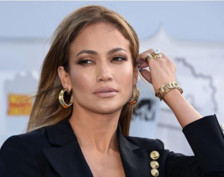 Дженнифер Лопес и Шакира вышли в свет в одинаковых пальто (фото)