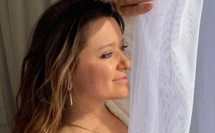 Наталья Могилевская в рубашке похвасталась стройными ножками на утреннем фото