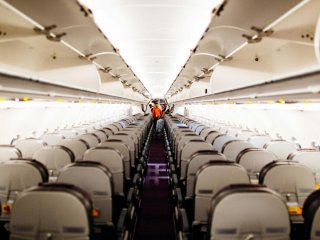 Чому в літаках приглушують світло під час зльоту та посадки: мало хто знає причину