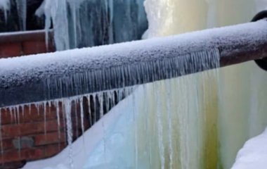 При якій температурі замерзає вода в системі опалення, лопаються труби