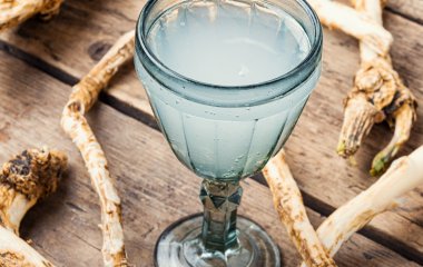 Согреет и вылечит от простуды: рецепт домашней хреновухи с медом и лимоном