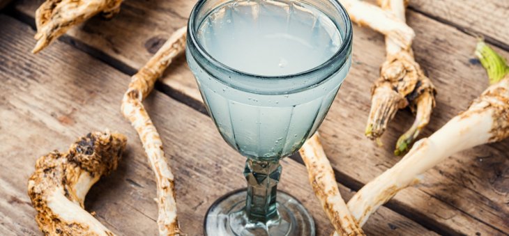 Согреет и вылечит от простуды: рецепт домашней хреновухи с медом и лимоном