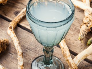 Согреет и вылечит от простуды: рецепт домашней хреновухи с медом и лимоном