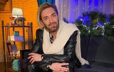 Приносит письма и умоляет о встрече: известного украинского артиста преследует фанатка