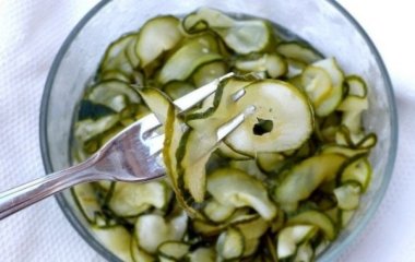 Кисло-сладкие огурцы: пикантная консервация не для всех