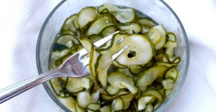 Кисло-сладкие огурцы: пикантная консервация не для всех