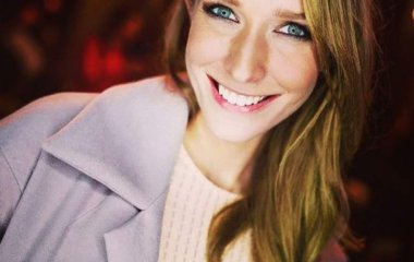 Катя Осадчая вышла в свет в ярком платье за 3 тысячи гривен