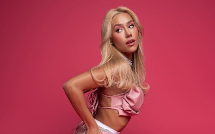 Даша Квиткова в бикини похвасталась стальным прессом и подтянутой фигурой: 