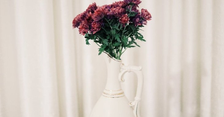 Навіщо класти монету у вазу з квітами: несподіваний лайфгак, що продовжує свіжість букета на тижні