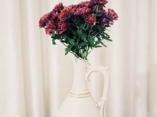 Навіщо класти монету у вазу з квітами: несподіваний лайфгак, що продовжує свіжість букета на тижні