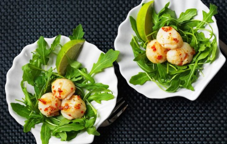 Жареные морские гребешки с перцем Чили