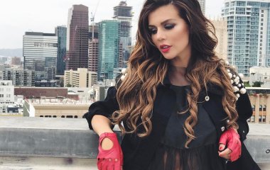 Анна Седокова позировала в сверкающем комбинезоне