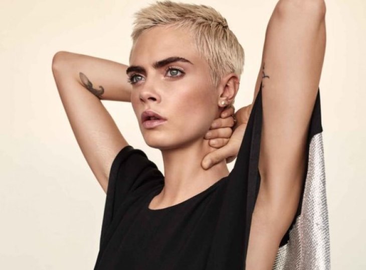 Кара Делевинь посетила церемонию «Teen Vogue Summit» в белоснежном костюме