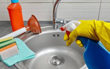Як прочистити забитий злив на кухні без сантехніка і за 0 гривень: 4 прості способи