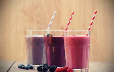 Смузи из дыни, базилика и ягод