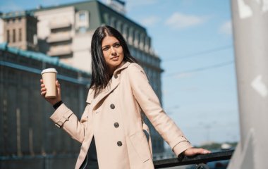 Модный женский бежевый плащ в коллекциях сезона весна-лето 2019, фото
