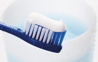 Стоматолог оцінила ефективність дорогої зубної щітки