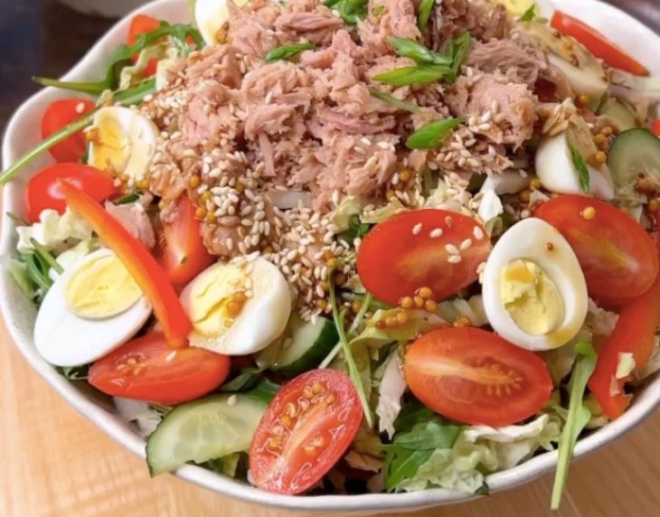 Легкий и полезный завтрак: рецепт салата с тунцом за 10 минут