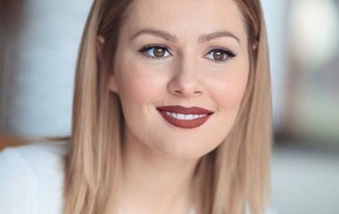Мария Кожевникова позировала в ярком свитере и с венком на голове