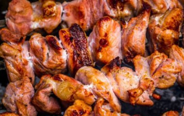 Айран, много лука и специи: 