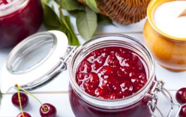 Рецепт пряного соуса из черешни, который превосходно сочетается с мясом и сыром