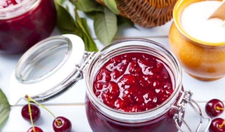 Рецепт пряного соуса из черешни, который превосходно сочетается с мясом и сыром