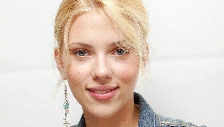 Скарлетт Йоханссон вышла в свет в черном платье и рассказала о нищем детстве