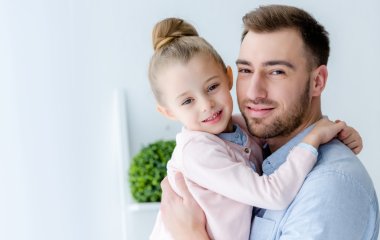 Тато зганьбився, показуючи дітям, як треба кататися на велосипеді (ВІДЕО)