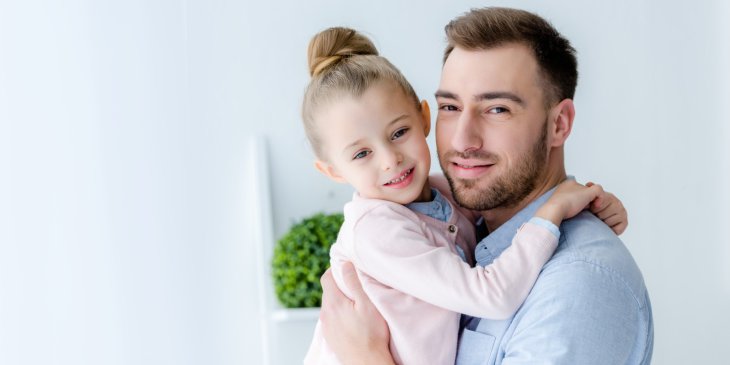 Папа опозорился, показывая детям, как надо кататься на велосипеде (ВИДЕО)