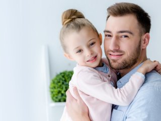 Тато зганьбився, показуючи дітям, як треба кататися на велосипеді (ВІДЕО)