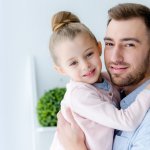 Папа опозорился, показывая детям, как надо кататься на велосипеде (ВИДЕО)