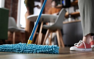 Пил не осідатиме на поверхні тижнями: ось що додати у воду для прибирання