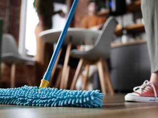 Пил не осідатиме на поверхні тижнями: ось що додати у воду для прибирання