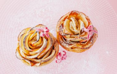 Розочки из слоеного теста с яблоками: оригинальная выпечка