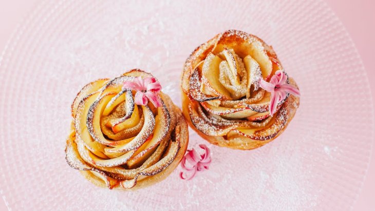 Розочки из слоеного теста с яблоками: оригинальная выпечка