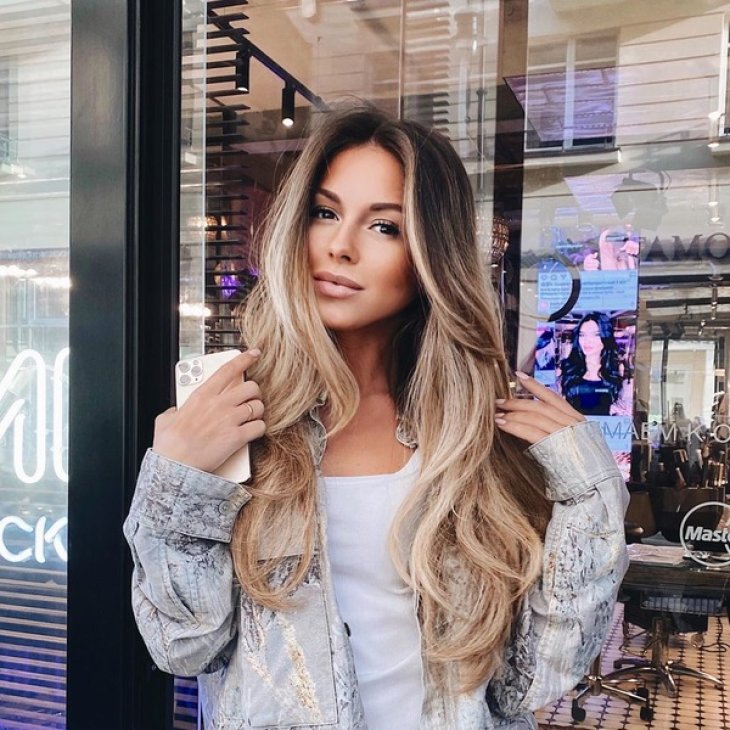 Нюша продемонстрировала реальный размер груди на отдыхе