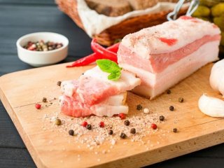Оригинальная закуска: пошаговый рецепт сала с начинкой