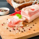 Оригинальная закуска: пошаговый рецепт сала с начинкой