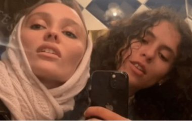 Дочь Джонни Деппа поделилась новым снимком с возлюбленной (фото)