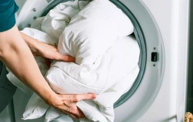 Як швидко й легко випрати ковдру, щоб не збився наповнювач: про цей трюк майже ніхто не знає