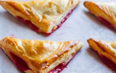 Вкусные турноверы с клюквой и грушей