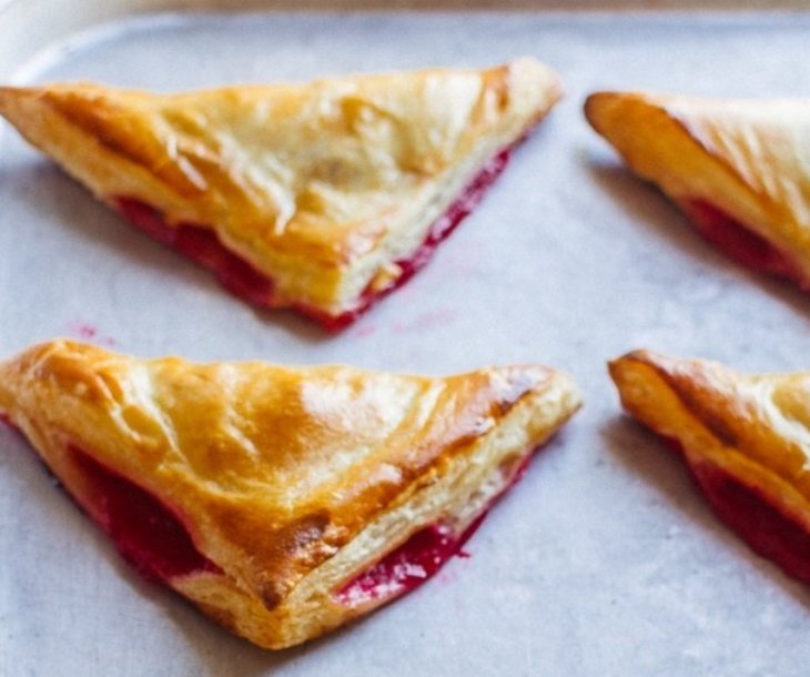 Вкусные турноверы с клюквой и грушей