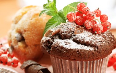 Рецепт шоколадных кексов с красной смородиной