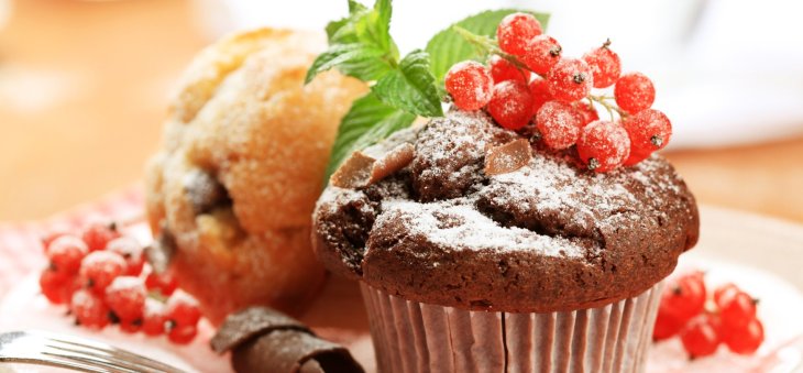 Рецепт шоколадных кексов с красной смородиной