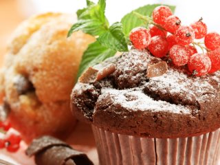 Рецепт шоколадных кексов с красной смородиной