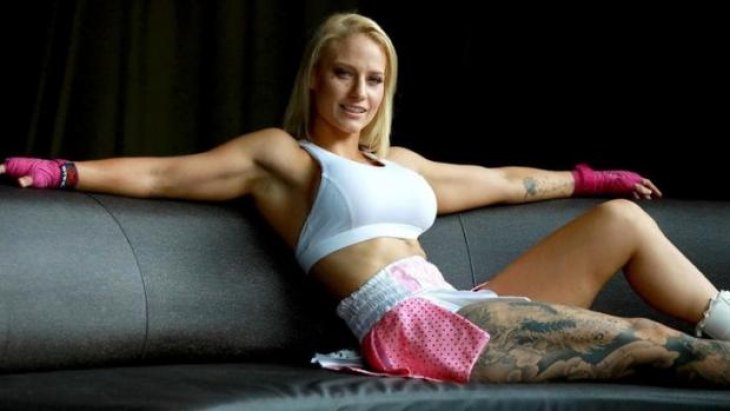 Пятый размер груди и сексуальные трусики: боксерша разделась на взвешивании и зал застыл