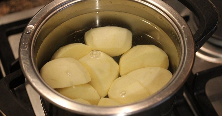 Чи треба знімати піну, яка утворюється під час варіння картоплі: кухарі дали остаточну відповідь