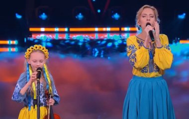 Співачка з України з донькою спричинила фурор на 