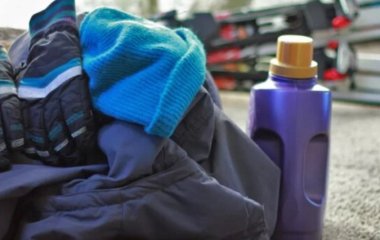 Розірвані блискавки, втрата ґудзиків і старі плями: чим корисне прання одягу навиворіт