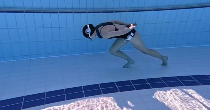Жінка пройшла 112 метрів під водою на одному диханні – фото